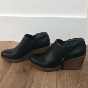 Dr. Scholl’s black ankle booties